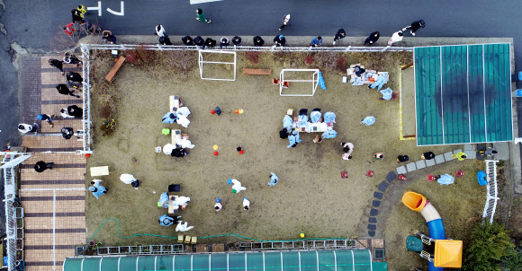 ‘울음 소리 가득’ 유치원 선별진료소