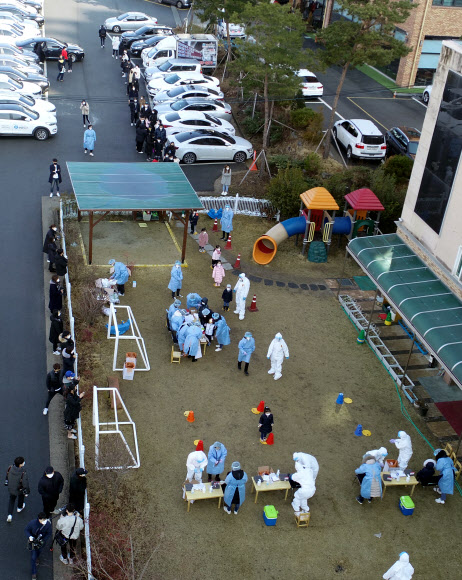 유치원에 차려진 임시 선별진료소