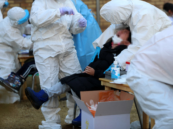 고통스러운 코로나19 확산