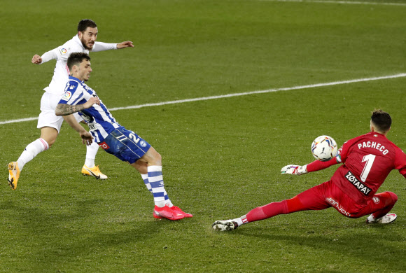 스페인 레알 마드리드의 에당 아자르가 24일 알라베스와의 라리가 원정 경기에서 약 60일 만에 정규리그 득점을 기록하고 있다. EPA 연합뉴스