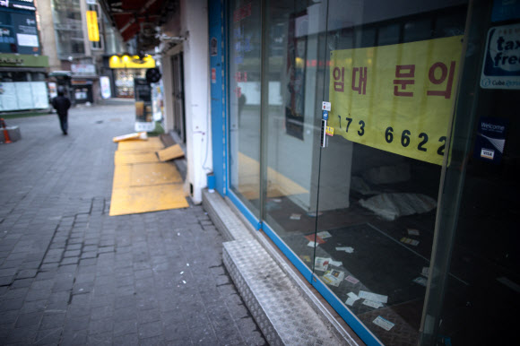 24일 서울 명동거리가 휴일임에도 한산한 가운데 한 가게 앞에 ‘임대 문의’ 안내판이 붙어 있다. 연합뉴스