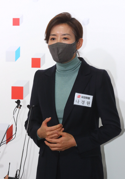 나경원 전 의원이 25일 오후 서울 여의도 국민의힘 중앙당사에서 열린 서울시장 보궐선거 공천 신청자 면접을 마친 뒤 취재진의 질문에 답변하고 있다. 2021. 1. 25  정연호 기자tpgod@seoul.co.kr