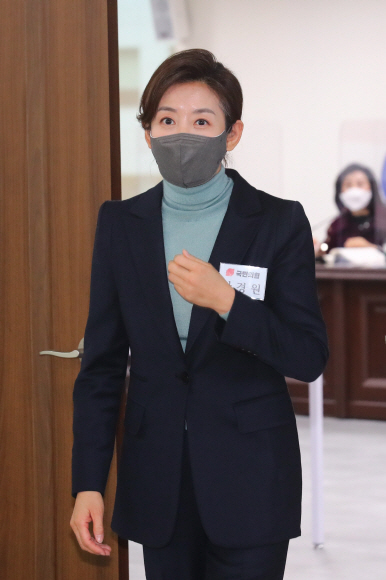 나경원 전 의원이 25일 오후 서울 여의도 국민의힘 중앙당사에서 열린 서울시장 보궐선거 공천 신청자 면접을 마친 뒤 나오고 있다.2021. 1. 25  정연호 기자tpgod@seoul.co.kr
