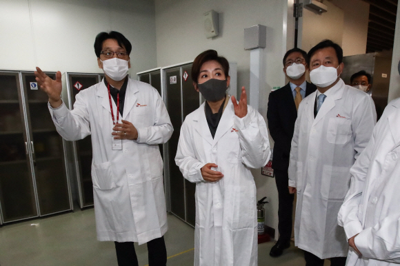 나경원 전 의원이 25일 오전 경기도 성남시 SK바이오사이언 판교본사 연구소에서 관계자의 설명을 듣고 있다. 2021. 1. 25  국회사진기자단