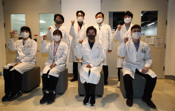 나경원 전 의원이 25일 오전 경기도 성남시 SK바이오사이언 판교본사 연구소에서 직원들과 기념촬영을 하고 있다. 2021. 1. 25  국회사진기자단