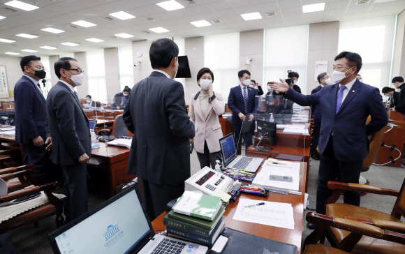 법제사법위원회 윤호중 위원장, 국민의힘 김도읍 간사를 비롯한 야당 의원들이 25일 서울 여의도 국회에서 열린 박범계 법무부 장관 후보자 인사청문회 오전 질의를 마치고 청문회 질의 내용, 진행과 관련해 언쟁을 벌이고 있다. 2021. 1. 25  정연호 기자tpgod@seoul.co.kr