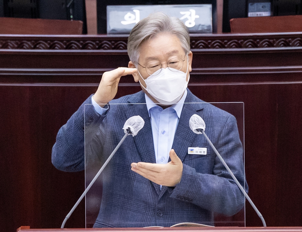 5일 경기도의회 본회의장에서 이재명 경기도지사가 2차 경기도 재난기본소득 지급계획이 포함된 추가경정예산안에 대해 제안 설명하고 있다. 2021.1.25. 경기도 제공 