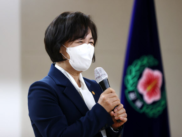 추미애 법무부 장관이 25일 서울 여의도 광복회관에서 열린 ‘독립운동가 최재형상’ 시상식에 참석해 인사말하고 있다. 2021.1.25  연합뉴스