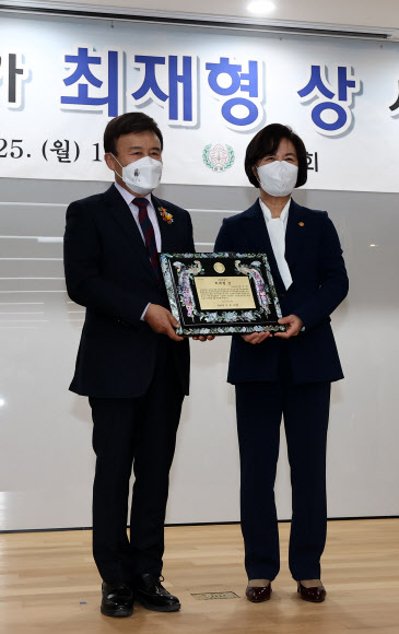 추미애 법무부 장관이 25일 서울 여의도 광복회관에서 김원웅 광복회장(왼쪽)으로부터 ‘독립운동가 최재형상’을 받은 뒤 기념촬영 하고 있다. 2021.1.25  연합뉴스