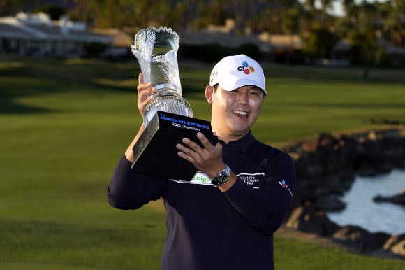 25일(한국시간) 최종합계 23언더파 265타로 PGA 투어 통산 세 번째 정상에 오른 김시우가 트로피를 들어 올리는 모습. 라킨타 AP 연합뉴스