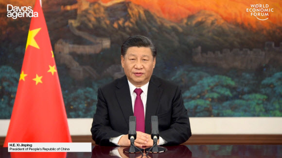시진핑 중국 국가주석이 25일 다보스 어젠다 화상 연설에서 중국 정부의 다자주의 견지 입장을 설명하고 있다. EPA 연합뉴스