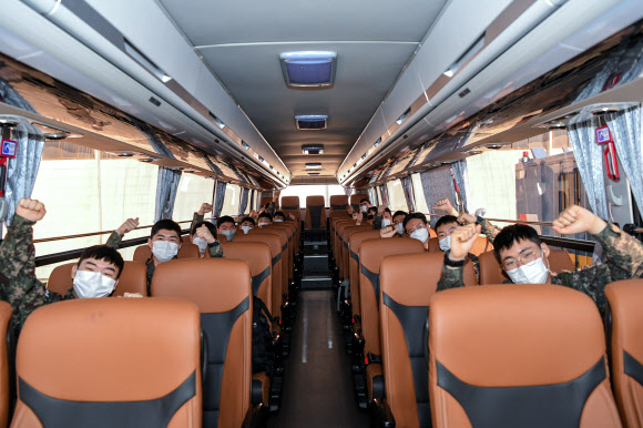 공군 제1전투비행단이 지난해 12월부터 장병 ‘코로나 블루’ 극복을 위한 언택트 드라이브 프로그램을 운영하고 있다고 26일 밝혔다. 사진은 공군 제1전투비행단 장병들이 언택트 드라이브 프로그램 시작에 앞서 파이팅 하는 모습. 2021.1.26  공군 제공