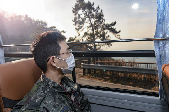 공군 제1전투비행단이 지난해 12월부터 장병 ‘코로나 블루’ 극복을 위한 언택트 드라이브 프로그램을 운영하고 있다고 26일 밝혔다. 사진은 공군 제1전투비행단 장병이 언택트 드라이브 프로그램에 참석한 모습. 2021.1.26  공군 제공