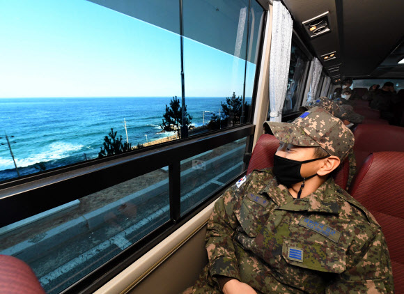 공군 제1전투비행단이 지난해 12월부터 장병 ’코로나 블루‘ 극복을 위한 언택트 드라이브 프로그램을 운영하고 있다고 26일 밝혔다. 사진은 언택트 드라이브 프로그램에 참여한 공군 제18전투비행단 장병들이 동해안의 관광 명소들을 감상하는 모습. 2021.1.26  공군 제공