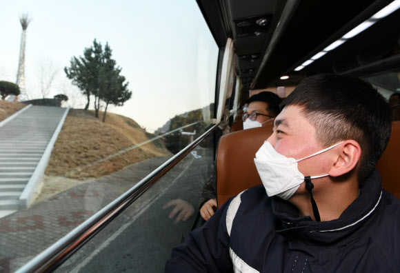 공군 제1전투비행단이 지난해 12월부터 장병 ‘코로나 블루’ 극복을 위한 언택트 드라이브 프로그램을 운영하고 있다고 26일 밝혔다. 사진은 언택트 드라이브 프로그램에 참여한 공군 제18전투비행단 장병들이 동해안의 관광 명소들을 감상하는 모습. 2021.1.26  공군 제공
