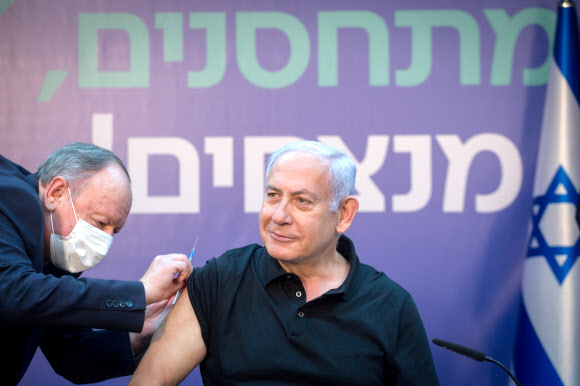 베냐민 네탄야후 이스라엘 총리가 지난 9일 두번째 코로나 백신 접종을 맞고 있다. 연합뉴스