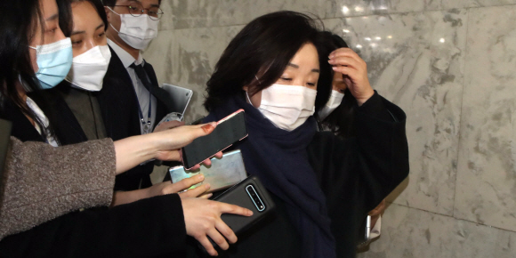 심상정 정의당 전 대표가 26일 국회에서 열린 의원총회를 마치고 회의장을 나서고 있다.2021. 1. 26  김명국 선임기자 daunso@seoul.co.kr