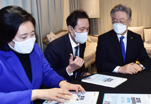 4·7 재보궐 선거에 출마하는 우상호 더불어민주당 의원, 박영선 전 중소벤처기업부 장관이 26일 서울 여의도 글래드호텔에서 열린 ‘경기도 기본주택 토론회’에 참석, 이재명 경기도지사와 잠시 대화를 갖고 있다.  경기도·경기주택도시공사(GH)가 주관하고, 조정식 더불어민주당 의원 등 국회의원 50명이 공동 주최하는 이날 토론회는 부동산 대책 관련 ‘경기도 기본주택’에 대한 정책 주요내용과 추진방향 등을 논의했다.2021. 1. 26  김명국 선임기자 daunso@seoul.co.kr