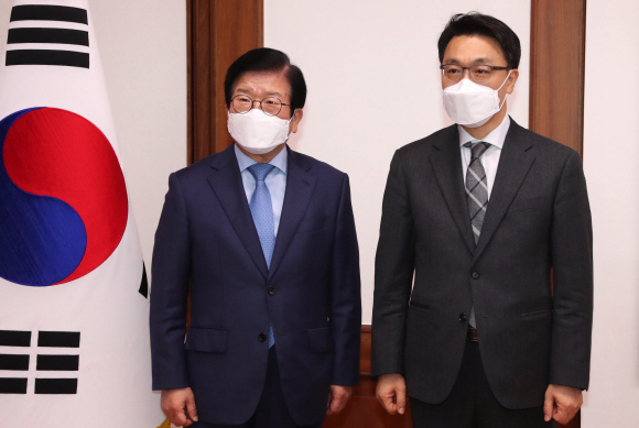 김진욱(오른쪽) 신임 공수처장이 26일 국회 의장실에서 박병석 국회의장을 예방해 기념촬영을 하고 있다.2021. 1. 26  김명국 선임기자 daunso@seoul.co.kr