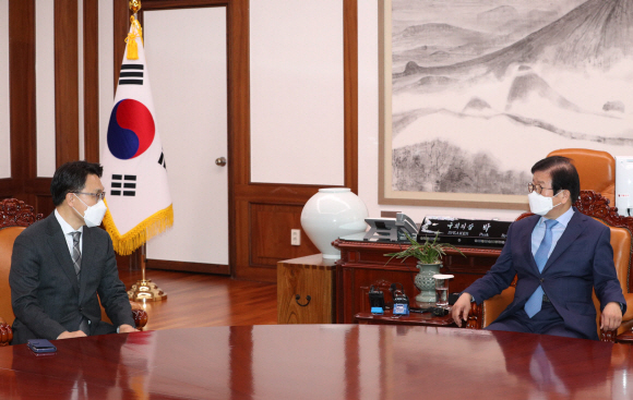 김진욱 공수처장이 26일 서울 여의도 국회에서 박병석 국회의장을 예방해 대화를 나누고 있다.2021. 1. 26  김명국 선임기자 daunso@seoul.co.kr