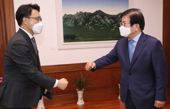 김진욱(왼쪽) 신임 공수처장이 26일 국회 의장실에서 박병석 국회의장을 예방해 주먹을 맞대며 인사하고 있다.2021. 1. 26  김명국 선임기자 daunso@seoul.co.kr