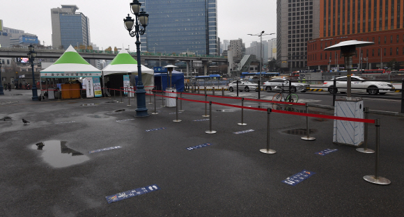 전 세계에서 코로나19에 감염된 누적 확진자가 1억명을 넘어섰다. 전 세계 인구 기준으로 80명 가운데 1명 꼴로 감염된 것이다. 사진은 26일 서울역 광장에 설치된 코로나19 중구임시선별검사소가 한산한 모습을 보이고 있다. 2021.1.26 오장환 기자 5zzang@seoul.co.kr