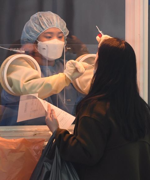 전 세계에서 코로나19에 감염된 누적 확진자가 1억명을 넘어섰다. 전 세계 인구 기준으로 80명 가운데 1명 꼴로 감염된 것이다. 사진은 26일 서울역 광장에 설치된 코로나19 중구임시선별검사소 모습. 2021.1.26 오장환 기자 5zzang@seoul.co.kr