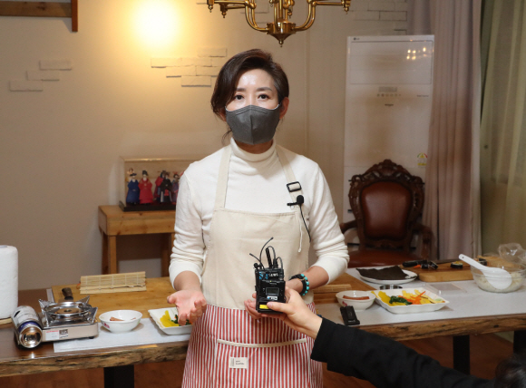 서울시장 보궐선거에 출마한 나경원 국민의힘 전 의원이 26일 오후 서울 마포구 연남동 ‘바투 스테이’에서  여성일자리 현장 체험프로그램에 참여한 뒤 인터뷰를 하고 있다. 2021. 1. 26  국회사진기자단