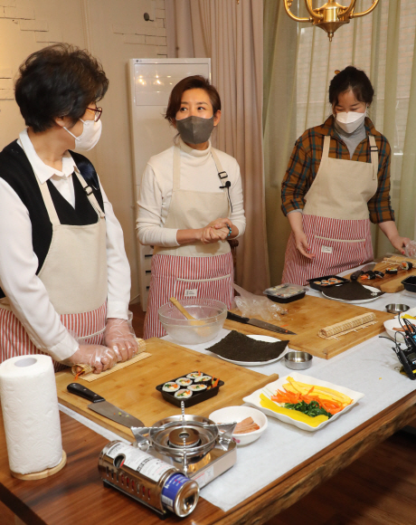 서울시장 보궐선거에 출마한 나경원 국민의힘 전 의원이 26일 오후 서울 마포구 연남동 ‘바투 스테이’에서  여성일자리 현장 체험프로그램에 참여해 참석자들과 이야기를 하고 있다. 2021. 1. 26  국회사진기자단