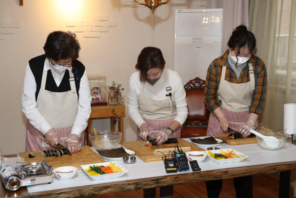 서울시장 보궐선거에 출마한 나경원 국민의힘 전 의원이 26일 오후 서울 마포구 연남동 ‘바투 스테이’에서  여성일자리 현장 체험프로그램에 참여해 김밥을 말고 있다.2021. 1. 26  국회사진기자단
