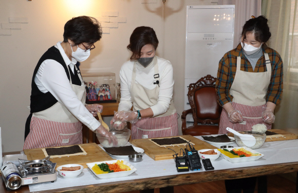 서울시장 보궐선거에 출마한 나경원 국민의힘 전 의원이 26일 오후 서울 마포구 연남동 ‘바투 스테이’에서  여성일자리 현장 체험프로그램에 참여해 김밥을 말고 있다.2021. 1. 26  국회사진기자단