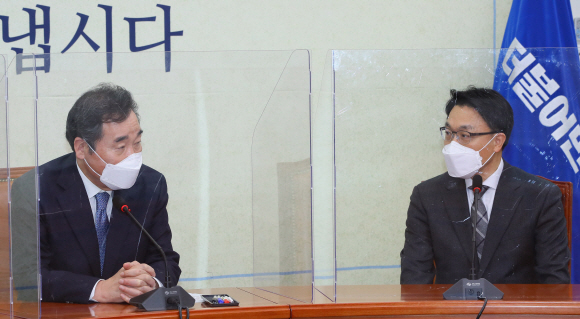 김진욱 초대 고위공직자범죄수사처장(오른쪽)이 26일 국회에서 더불어민주당 이낙연 대표를 예방해 인사말하고 있다.  2021. 1. 26  김명국 선임기자 daunso@seoul.co.kr