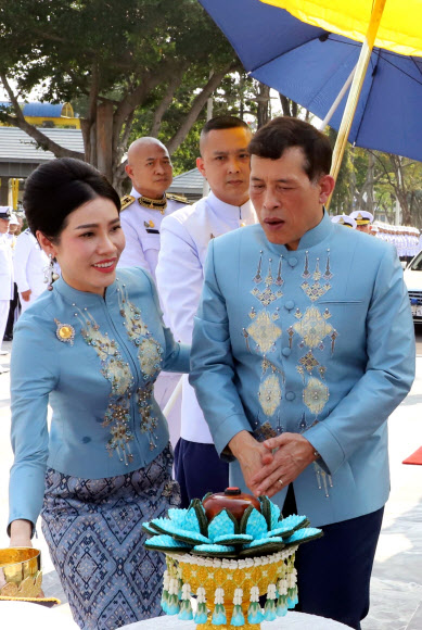 26일(현지시간) 마하 와치랄롱꼰 태국 국왕이 ‘배우자’ 시니낫 웡와치라파크의 생일을 맞아 수도 방콕의 와수크리 부두에서 기념 행사를 열고 있다. EPA 연합뉴스