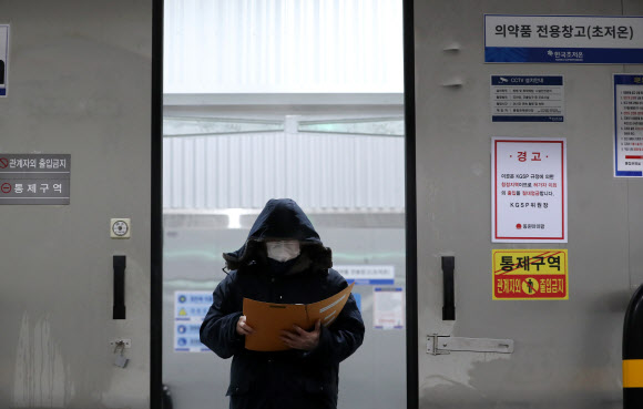 2월부터 시작되는 코로나19 백신 접종을 앞두고 26일 경기도 평택에 위치한 한국초저온 물류센터에서 두꺼운 방한복을 입은 직원이 코로나19 백신 초저온 보관소를 점검하고 있다. 2021.1.26  연합뉴스