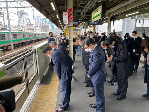 26일 의인 이수현씨 사망 20주기를 기리며 일본 도쿄 신주쿠구의 JR신오쿠보역에서 추모 행사 참석자들이 묵념하고 있다. 주일한국대사관 제공
