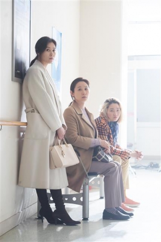 영화 ‘세 자매’에서 각기 다른 상황과 상처를 가진 자매를 연기한 문소리(왼쪽부터), 김선영, 장윤주. 이들의 연기 호흡과 뿜어내는 에너지가 영화에 가득하다.<br>리틀빅피처스 제공