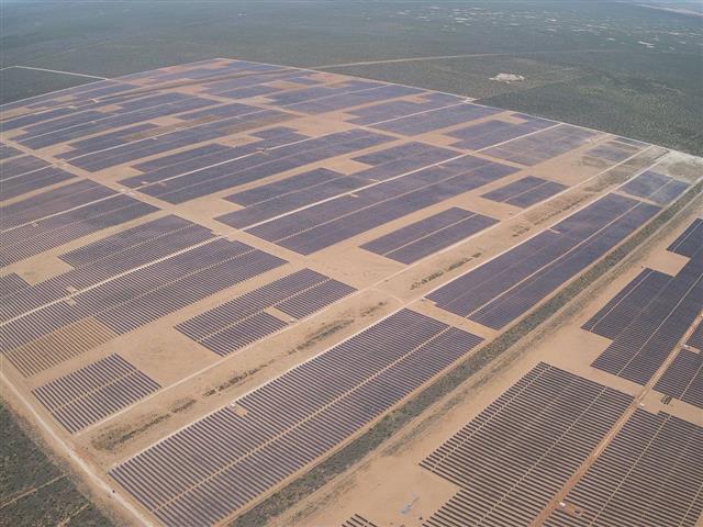 한화에너지가 개발해 운영 중인 미국 텍사스주 태양광발전소(Oberon 1A) 전경. 한화그룹 제공