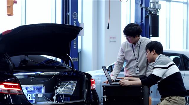 현대모비스 직원들이 차량 트렁크에 탑재된 자율주행 시스템을 연구하고 있다. 현대모비스 제공