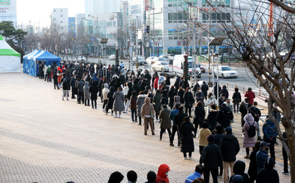 코로나19 검사 기다리는 포항시민