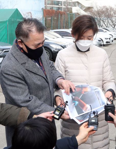 서울시장 보궐선거 국민의힘 예비후보인 나경원 전 자유한국당(현 국민의힘) 원내대표가 27일 오후 서울 강남구 대치동 은마아파트를 찾아 이정돈 은마아파트 주택재건축정비사업조합설립추진위원회 위원장(왼쪽)으로부터 설명을 듣고 있다.2021. 1. 27  국회사진기자단