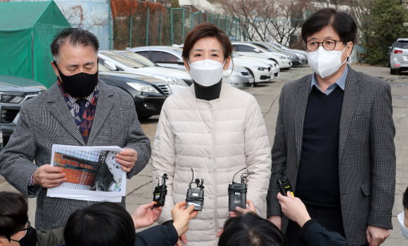 서울시장 보궐선거 국민의힘 예비후보인 나경원 전 자유한국당(현 국민의힘) 원내대표가 27일 오후 서울 강남구 대치동 은마아파트를 찾아 노후된 시설을 살펴본 뒤, 발언을 하고 있다.2021. 1. 27  국회사진기자단