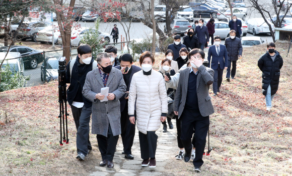 서울시장 보궐선거 국민의힘 예비후보인 나경원 전 자유한국당(현 국민의힘) 원내대표가 27일 오후 서울 강남구 대치동 은마아파트를 찾아 노후된 시설을 살펴보고 있다.2021. 1. 27  국회사진기자단
