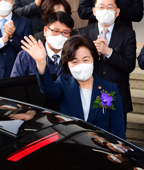 27일 정부과천청사에서 추미애 법무부장관이 이임식을 마치고 차에 오르고 있다. 2021. 1. 27  정연호 기자 tpgod@seoul.co.kr