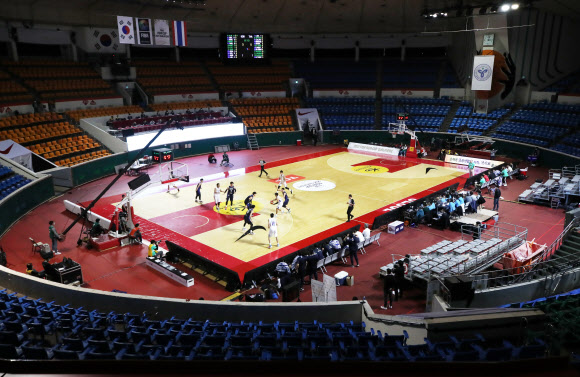 지난해 2월 서울 잠실학생체육관에서 열린 국제농구연맹(FIBA) 아시아컵 예선 A조 2차전 한국과 태국의 경기가 무관중 경기로 펼쳐지고 있다. 연합뉴스