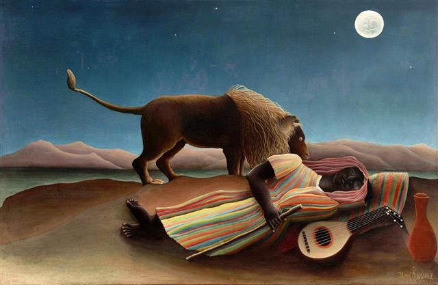 보름달이 뜨는 날을 전후해 2~5일 동안은 사람들의 수면시간이 줄고 잠자리에 드는 시간도 평소보다 늦어진다는 연구 결과가 나왔다. 그림은 프랑스 화가 앙리 루소의 1897년 작품 ‘잠자는 집시’.  뉴욕현대미술관 제공