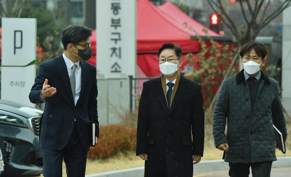 박범계 법무부 장관이 28일 오전, 서울 송파구 동부구치소로 첫 출근했다. 구치소 정문에서 차에서 내려 관계자의 안내를 받으며 구치소 입구로 향하는 신임 박장관. 2021. 1. 28  박지환 기자  popocar@seoul.co.kr