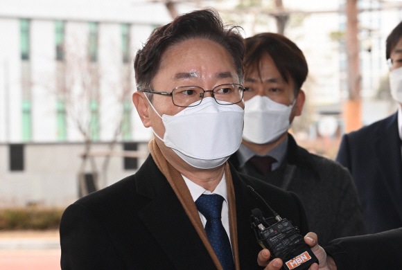 28일 오전 서울 송파구 서울동부구치소를 방문한 박범계 법무부장관이 기자들의 질의에 답하고 있다.2021. 1. 28  박지환 기자  popocar@seoul.co.kr