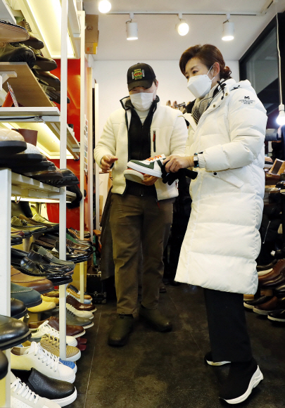 서울시장 보궐선거 출마를 선언한 나경원 전 국민의힘 의원이 28일 서울 성수동 수제화거리 내 한 매장을 방문해 수제화를 구매하고 있다. 2021. 1. 28  국회사진기자단