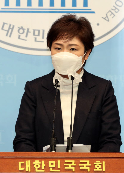 부산시장 보궐선거에 출마한 국민의힘 소속 이언주 전 의원이 28일 국회 소통관에서 긴급 기자회견을 하고 있다.  2021.1.28  연합뉴스