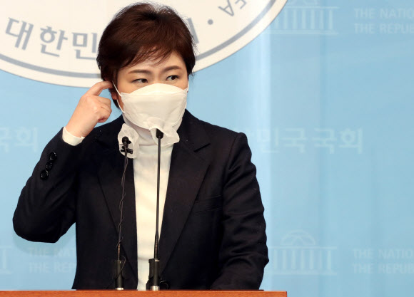 부산시장 보궐선거에 출마한 국민의힘 소속 이언주 전 의원이 28일 국회 소통관에서 긴급 기자회견을 하고 있다.  2021.1.28  연합뉴스